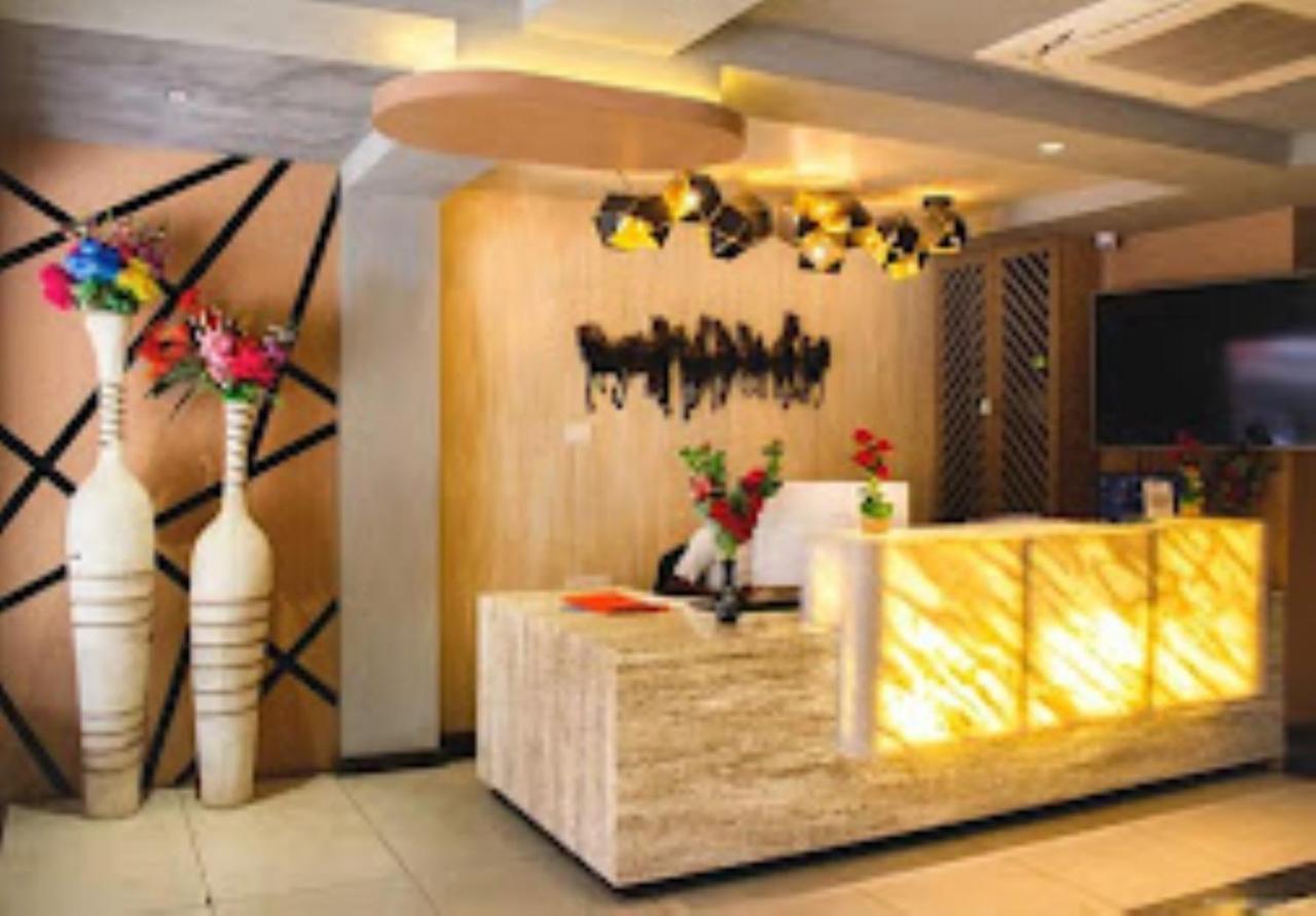 Hotel Raj Inn Bhubaneswar Exteriör bild